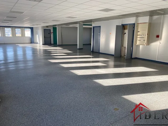 Plateau de 370 m² à vendre au centre-ville d'Oyonnax, idéal pour appartements