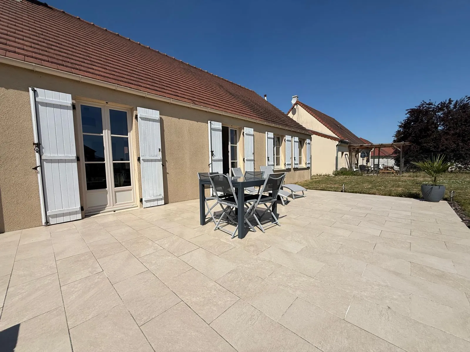 Maison de plain-pied lumineuse de 80 m² avec garage et terrain de 747 m² à Les Grandes Chappelles 