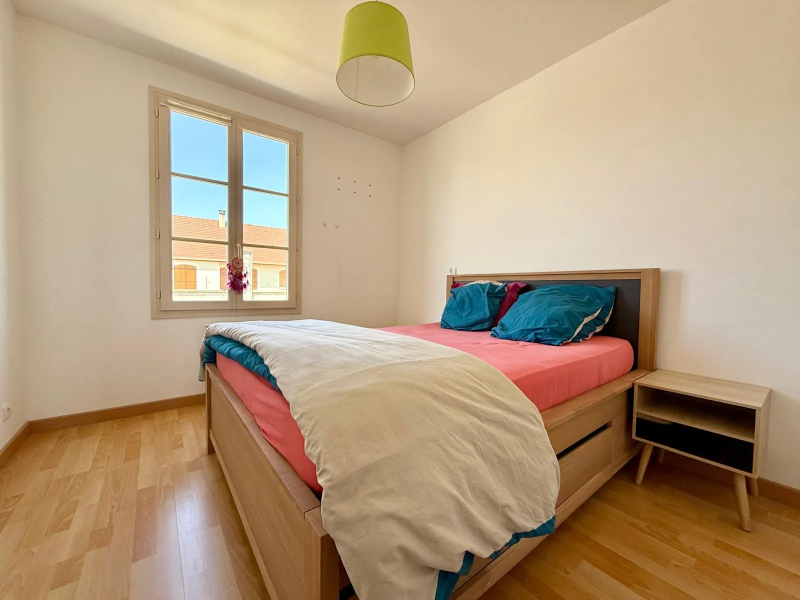 Maison de plain-pied lumineuse de 80 m² avec garage et terrain de 747 m² à Les Grandes Chappelles 