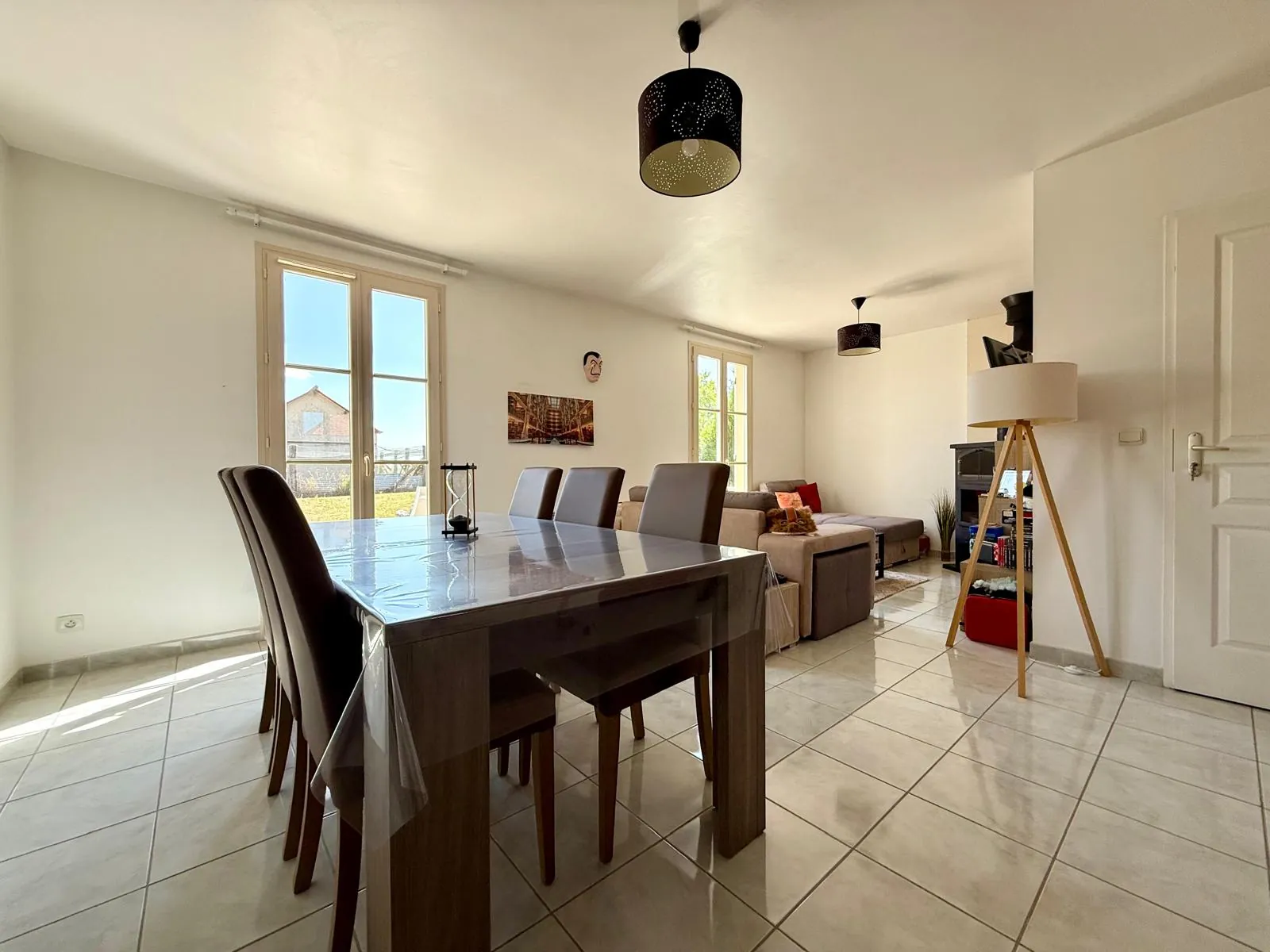 Maison de plain-pied lumineuse de 80 m² avec garage et terrain de 747 m² à Les Grandes Chappelles 