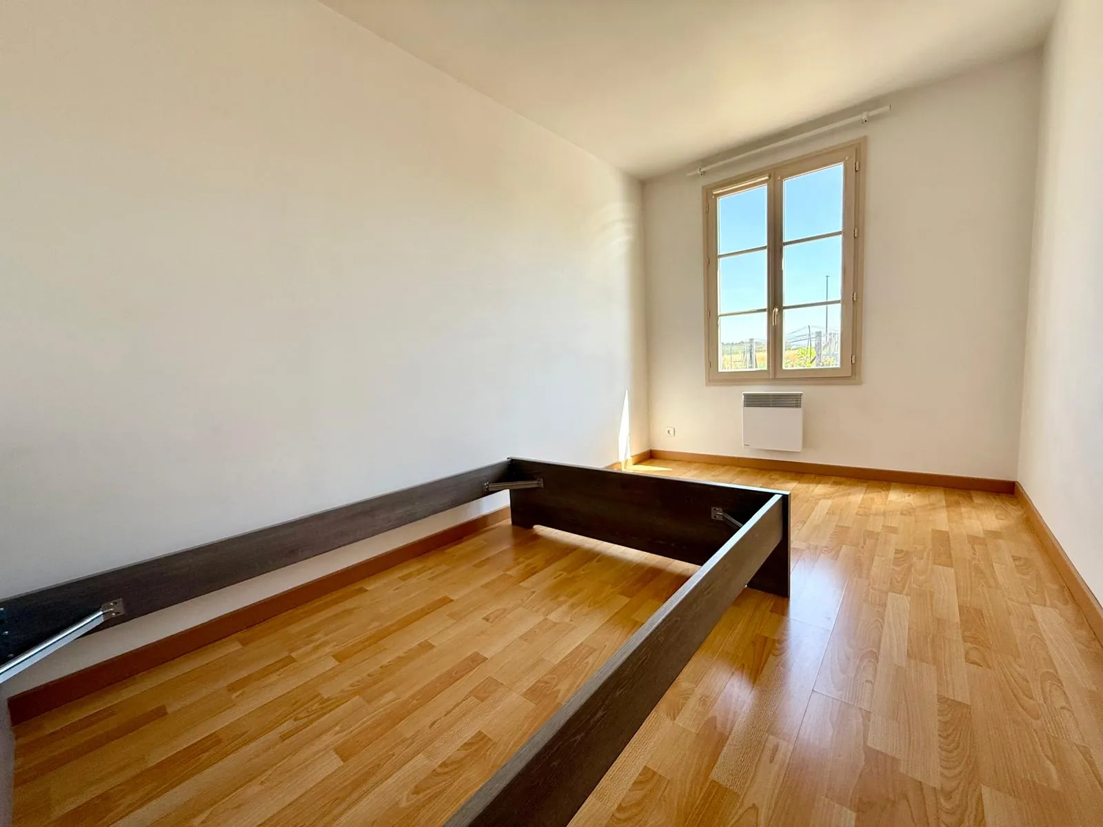 Maison de plain-pied lumineuse de 80 m² avec garage et terrain de 747 m² à Les Grandes Chappelles 