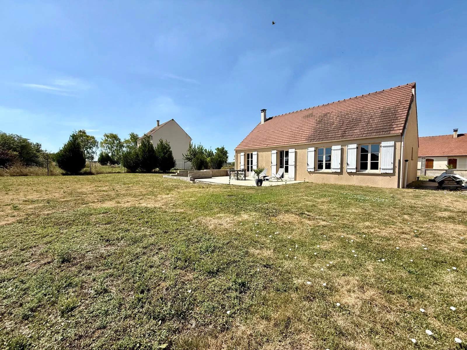 Maison de plain-pied lumineuse de 80 m² avec garage et terrain de 747 m² à Les Grandes Chappelles 