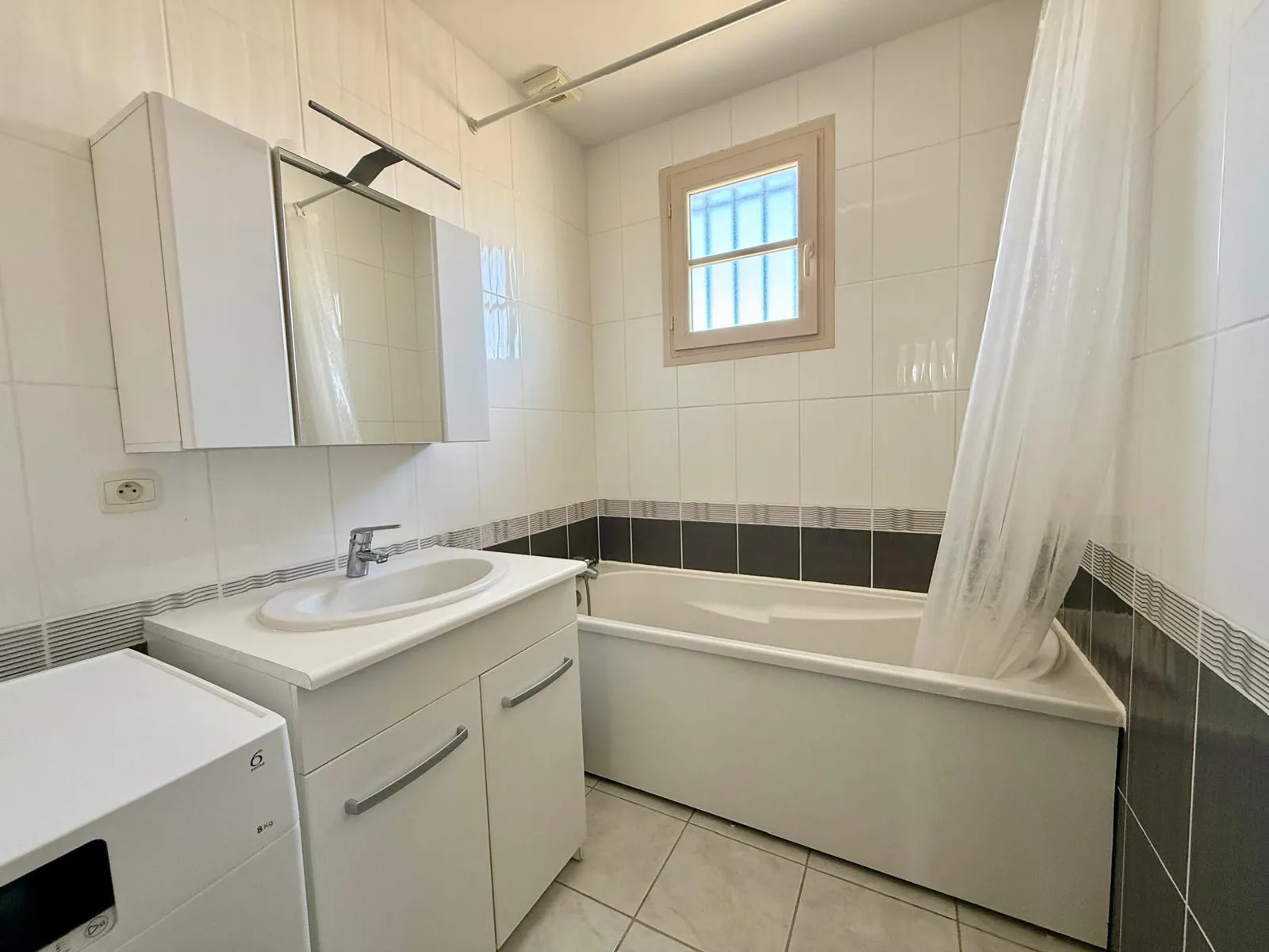 Maison de plain-pied lumineuse de 80 m² avec garage et terrain de 747 m² à Les Grandes Chappelles 