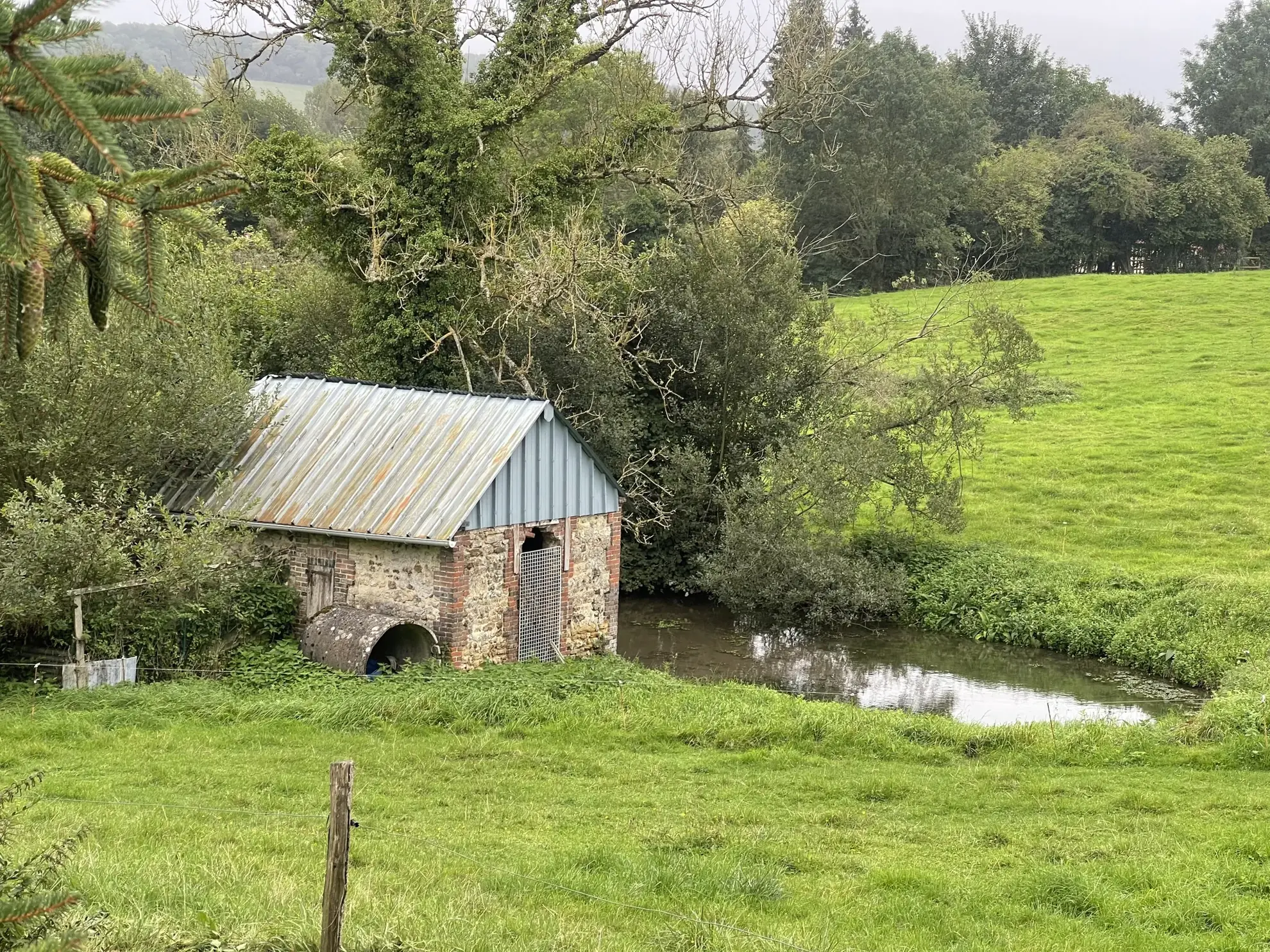 Belle longère normande avec grands espaces et plans d’eau à Canapville 