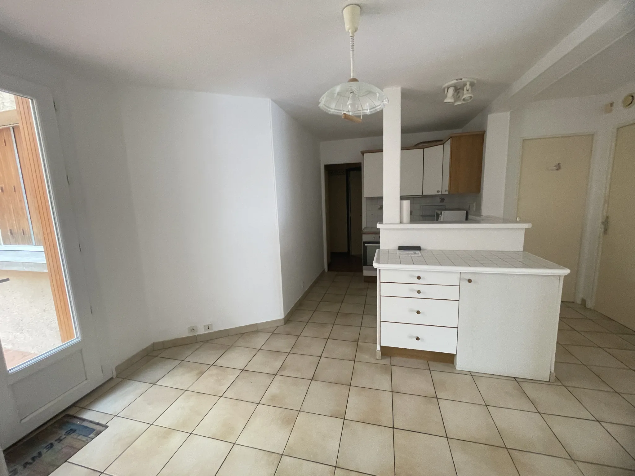 Appartement 3 pièces en rez-de-chaussée avec cour au centre de Saint-Affrique 