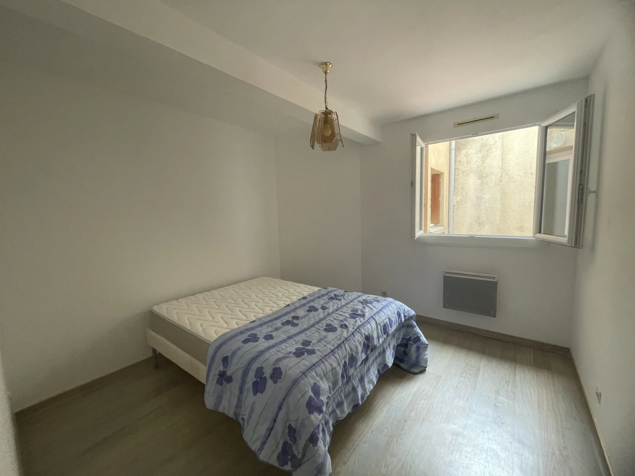 Appartement 3 pièces en rez-de-chaussée avec cour au centre de Saint-Affrique 