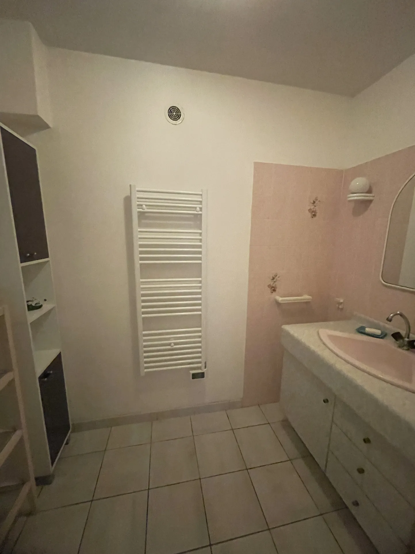 Appartement 3 pièces en rez-de-chaussée avec cour au centre de Saint-Affrique 