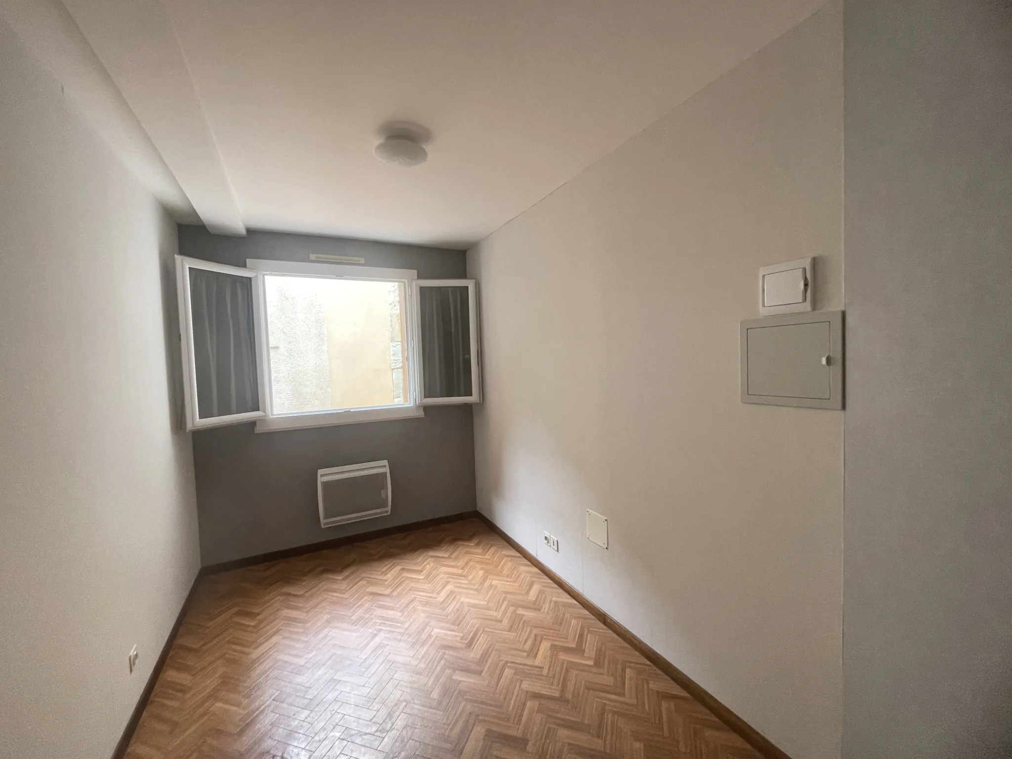 Appartement 3 pièces en rez-de-chaussée avec cour au centre de Saint-Affrique 