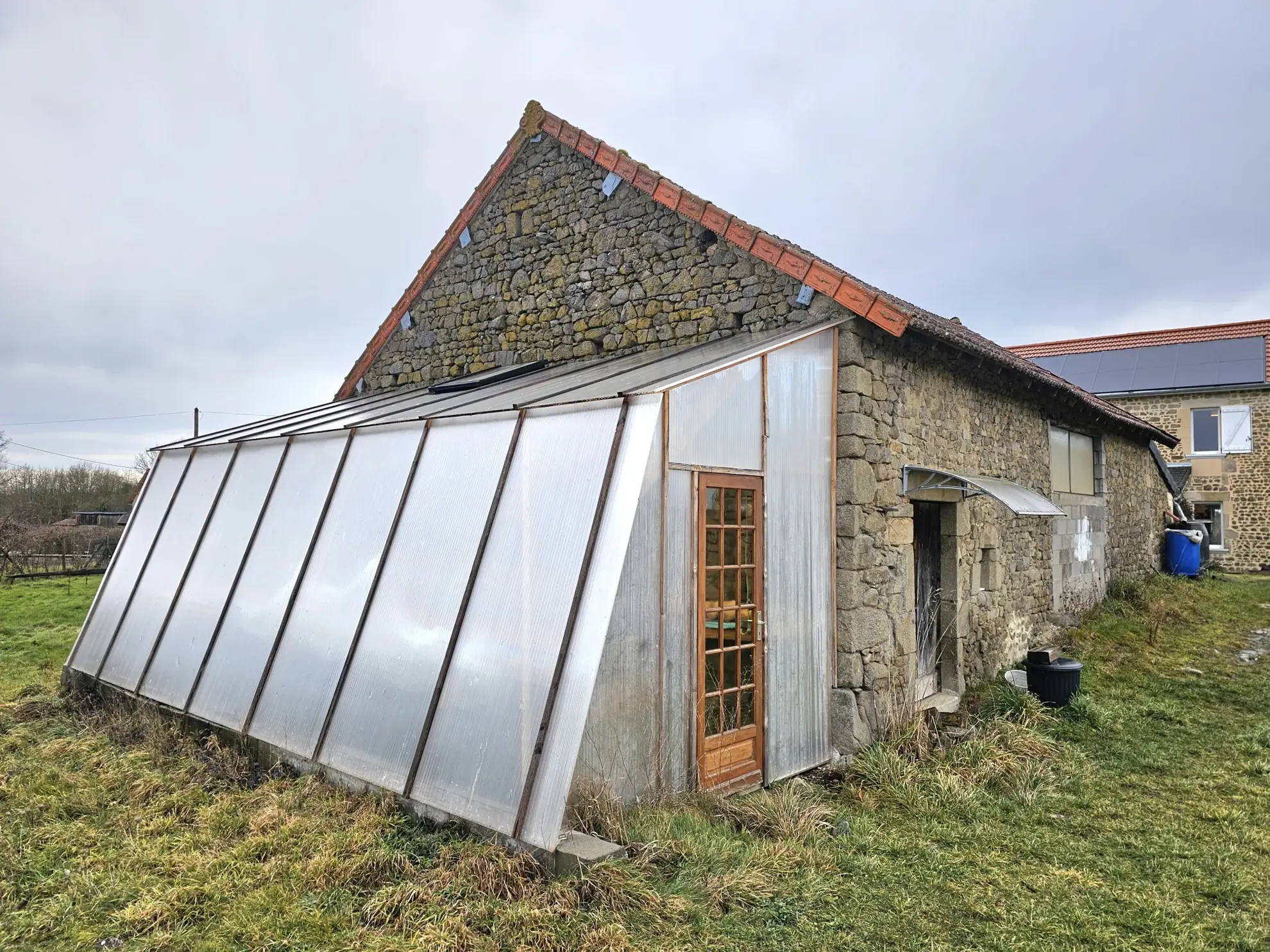 Belle maison 3 chambres avec terrasse, grange et terrain dans les Combrailles 