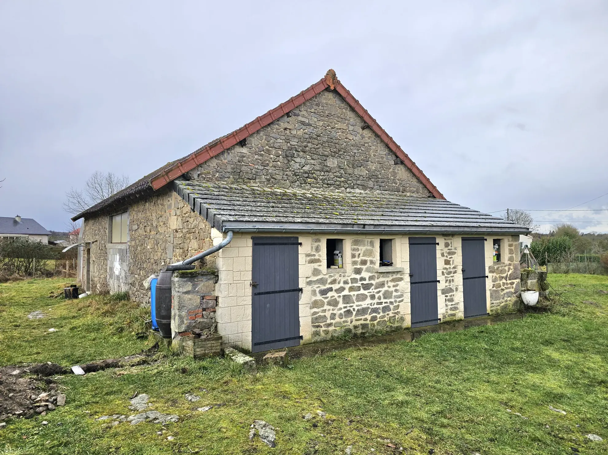 Belle maison 3 chambres avec terrasse, grange et terrain dans les Combrailles 