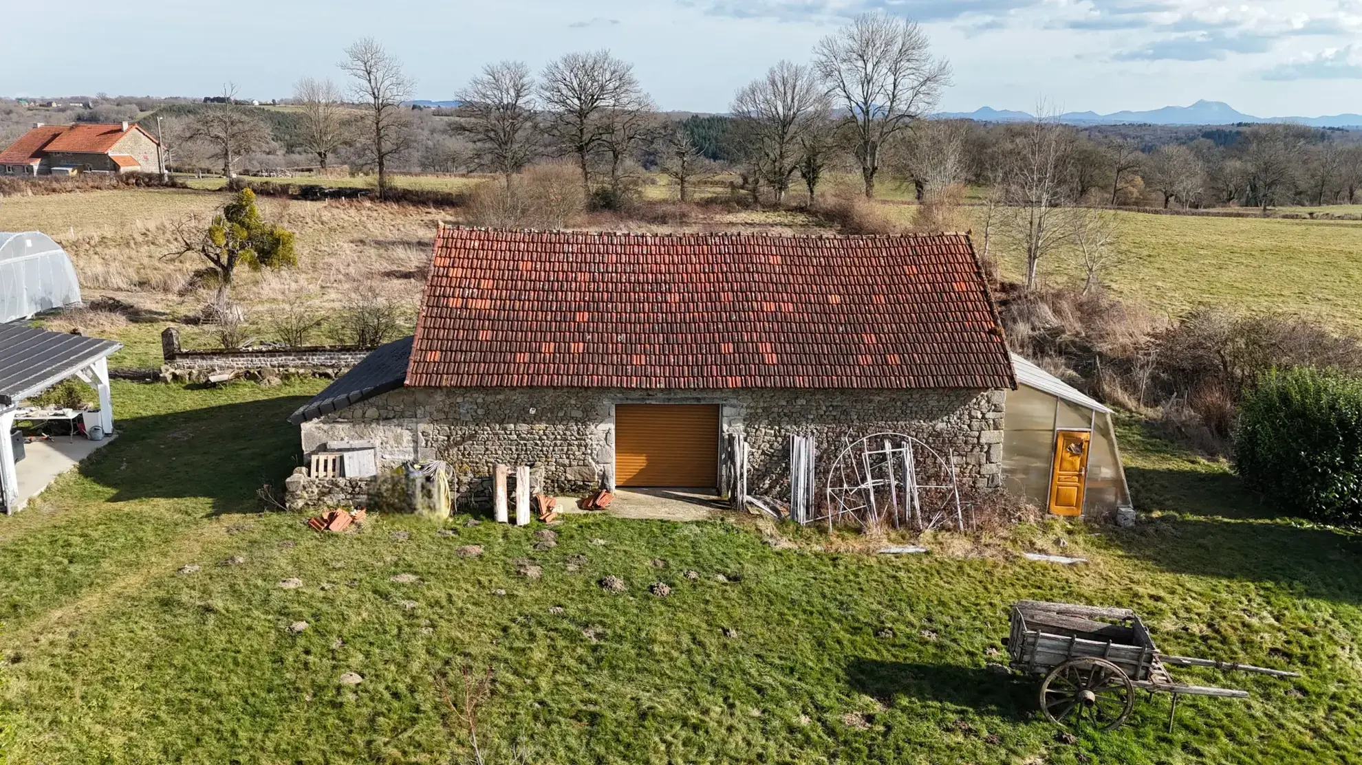 Belle maison 3 chambres avec terrasse, grange et terrain dans les Combrailles 