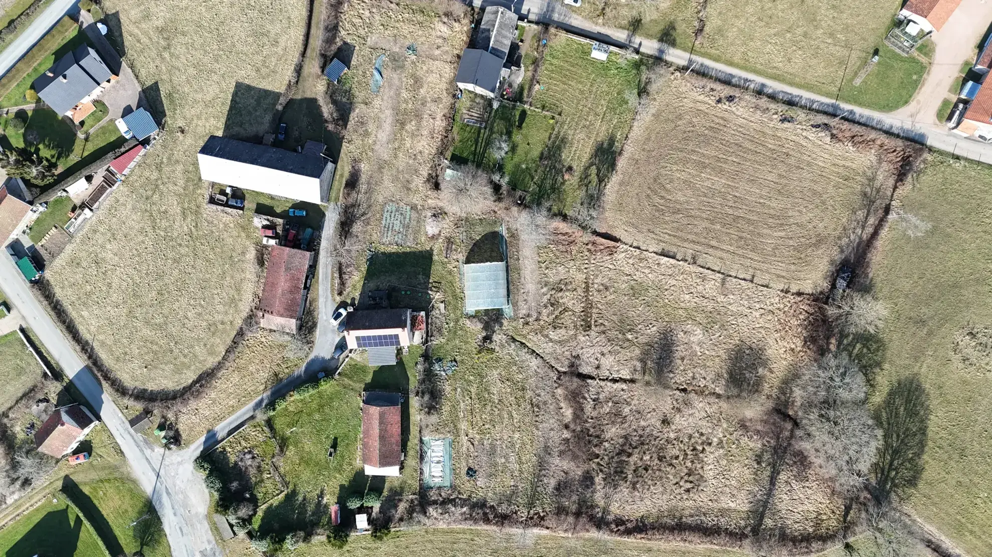 Belle maison 3 chambres avec terrasse, grange et terrain dans les Combrailles 