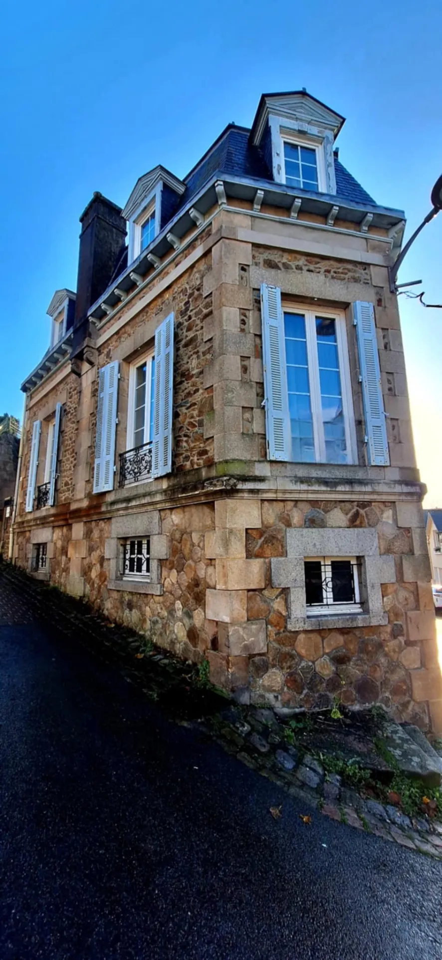 Maison à Lamballe de 123 m² avec 4 chambres, cour et gros potentiel
