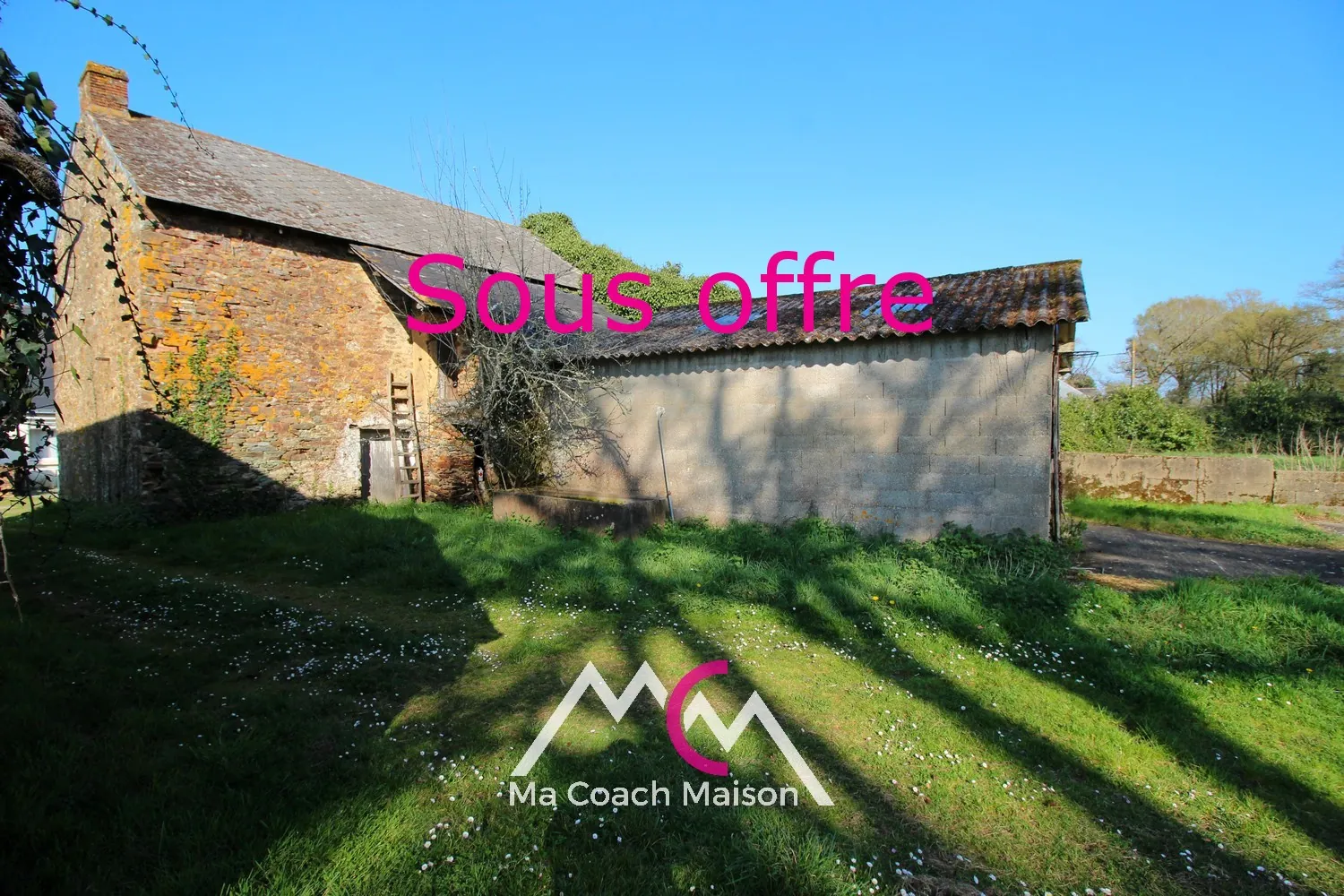 Longère en pierre à rénover à Severac, terrain de 600 m² avec garage et potentiel d'aménagement