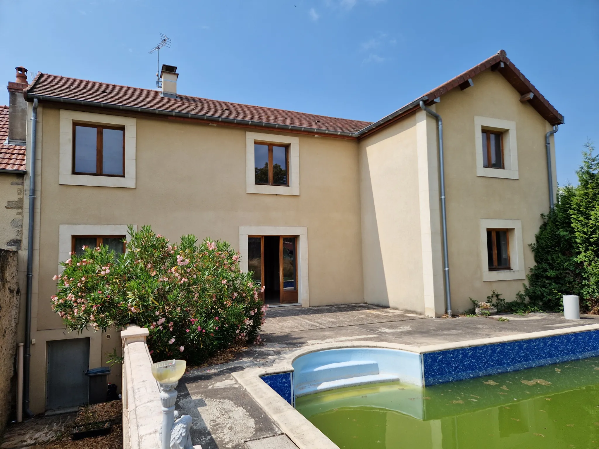 Maison spacieuse avec piscine et grande pièce de vie à Autun 
