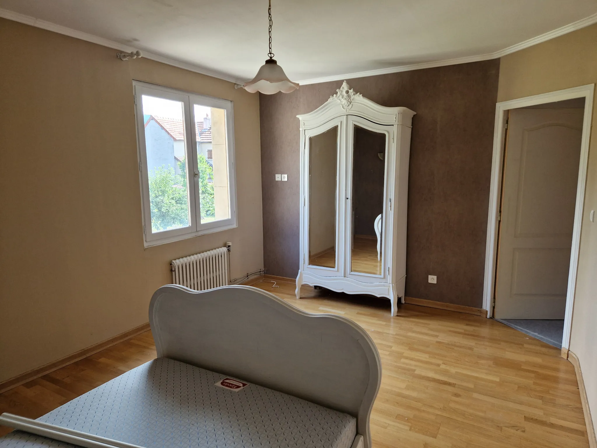 Maison spacieuse avec piscine et grande pièce de vie à Autun 