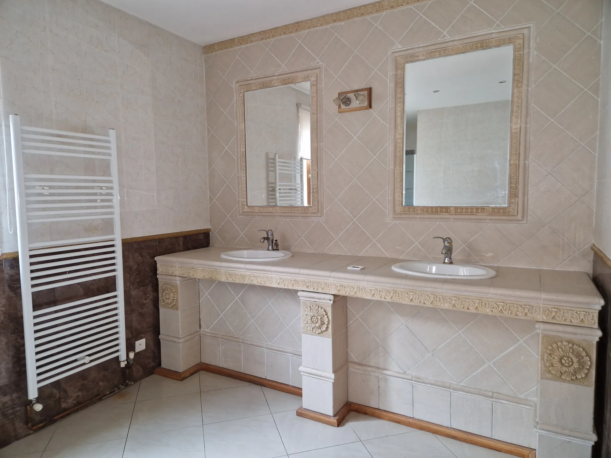 Maison spacieuse avec piscine et grande pièce de vie à Autun 