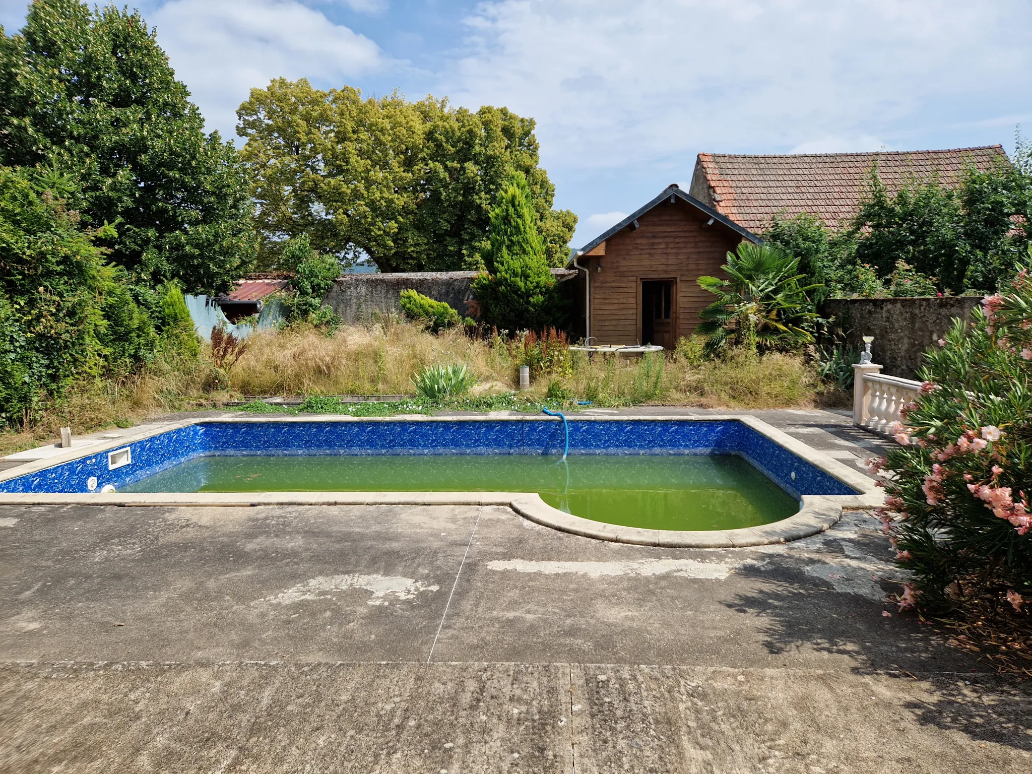 Maison spacieuse avec piscine et grande pièce de vie à Autun 