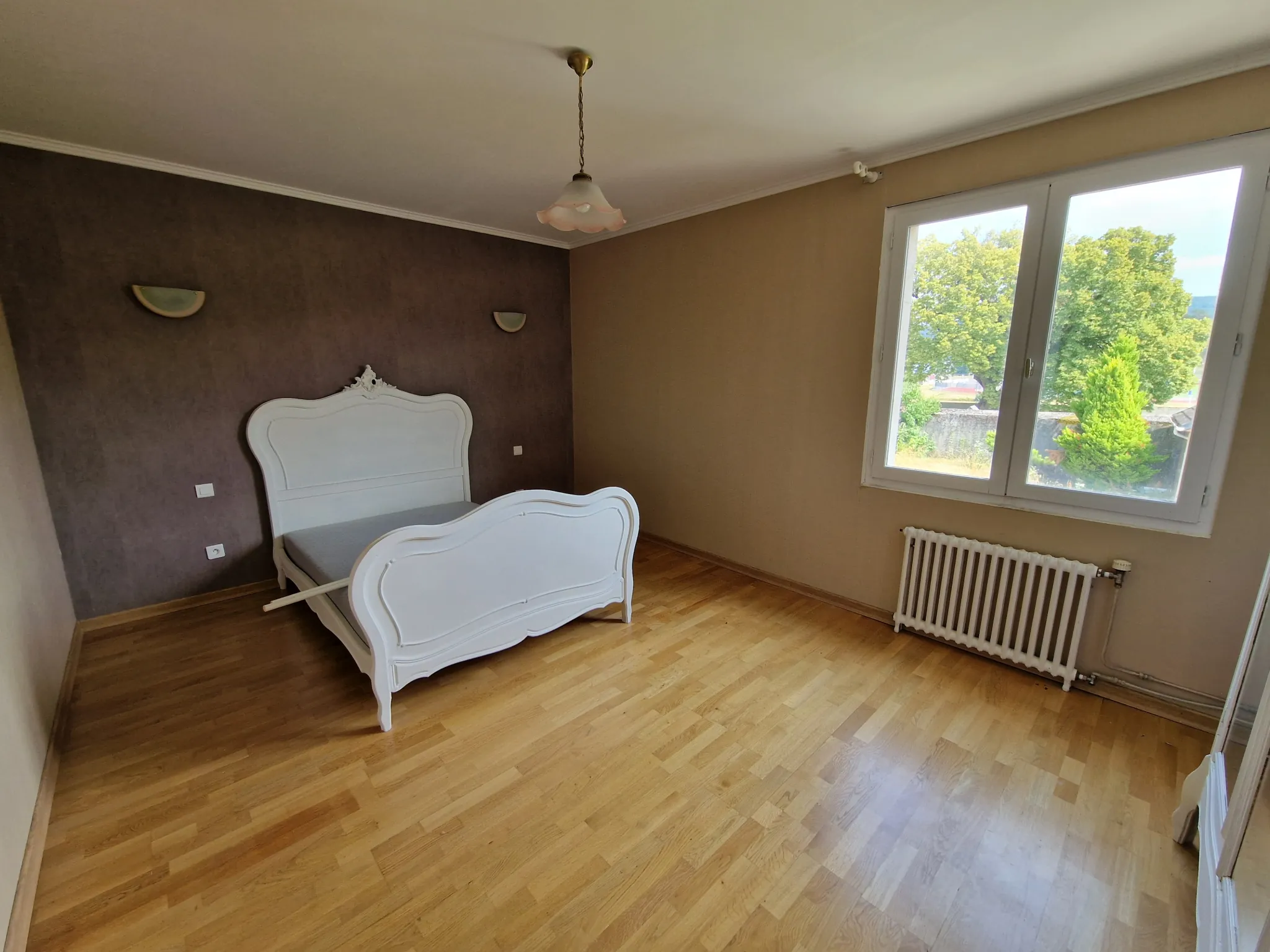 Maison spacieuse avec piscine et grande pièce de vie à Autun 