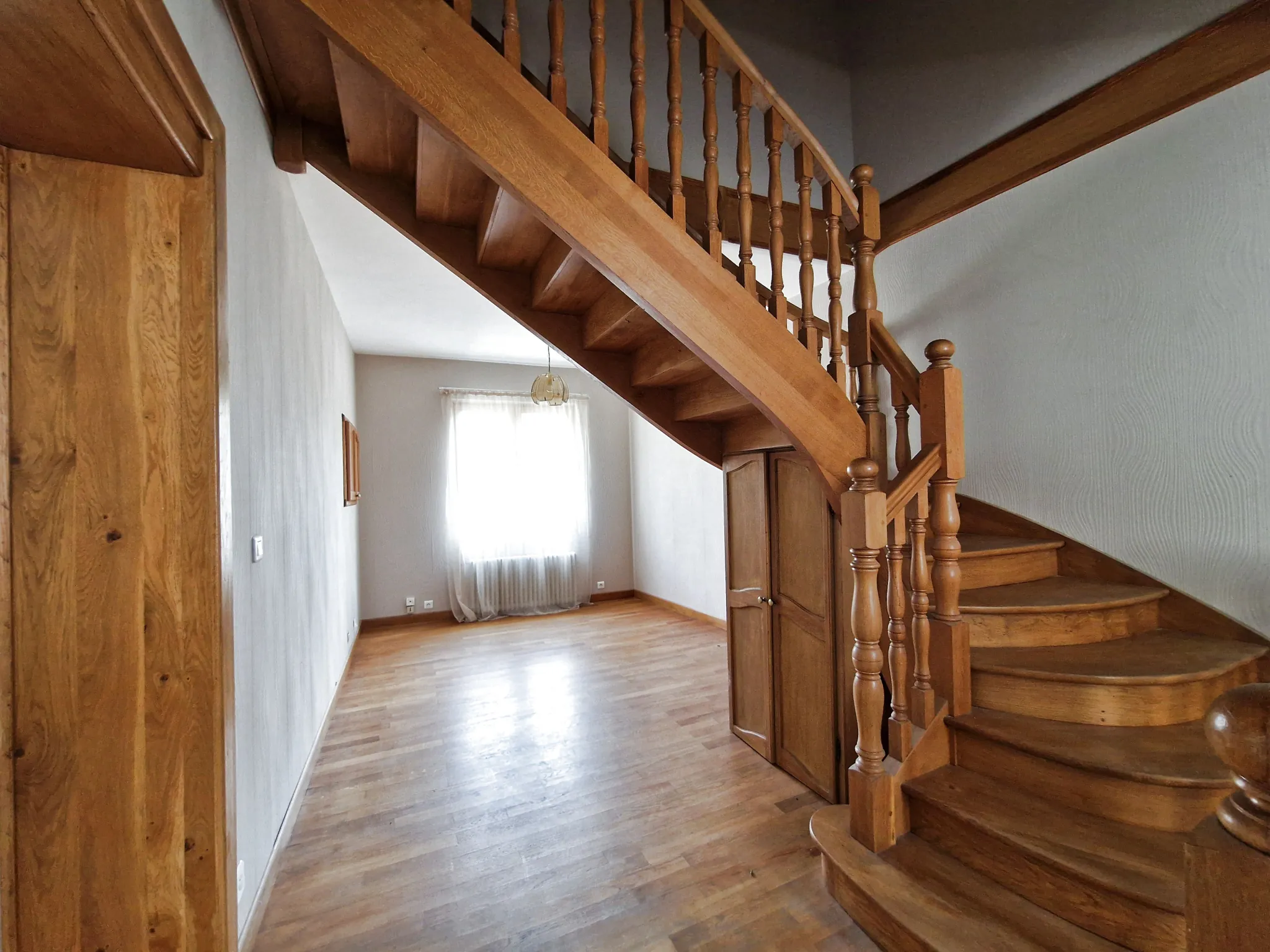 Maison spacieuse avec piscine et grande pièce de vie à Autun 