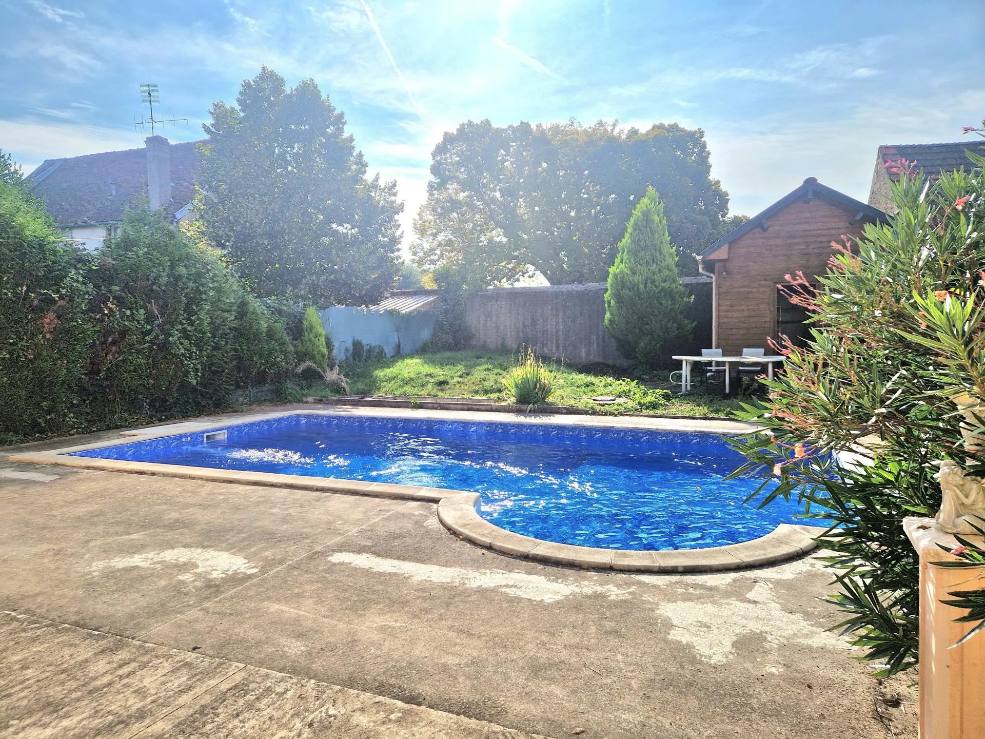 Maison spacieuse avec piscine et grande pièce de vie à Autun 