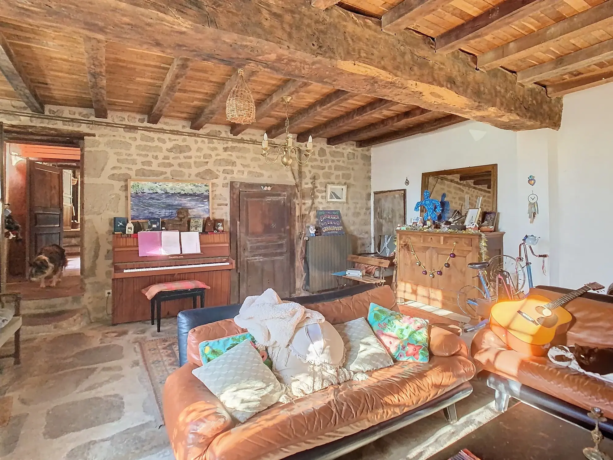 Maison en pierre à vendre avec terrain et grandes granges en Creuse