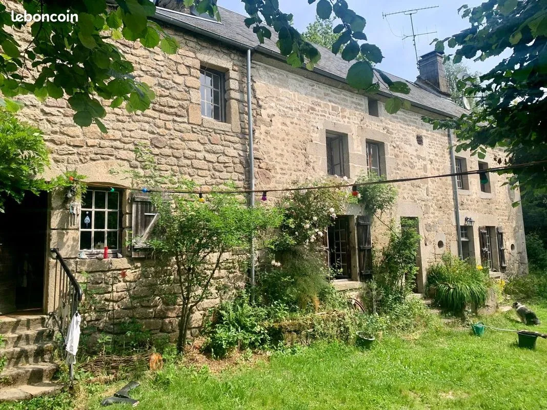 Maison en pierre à vendre avec terrain et grandes granges en Creuse 