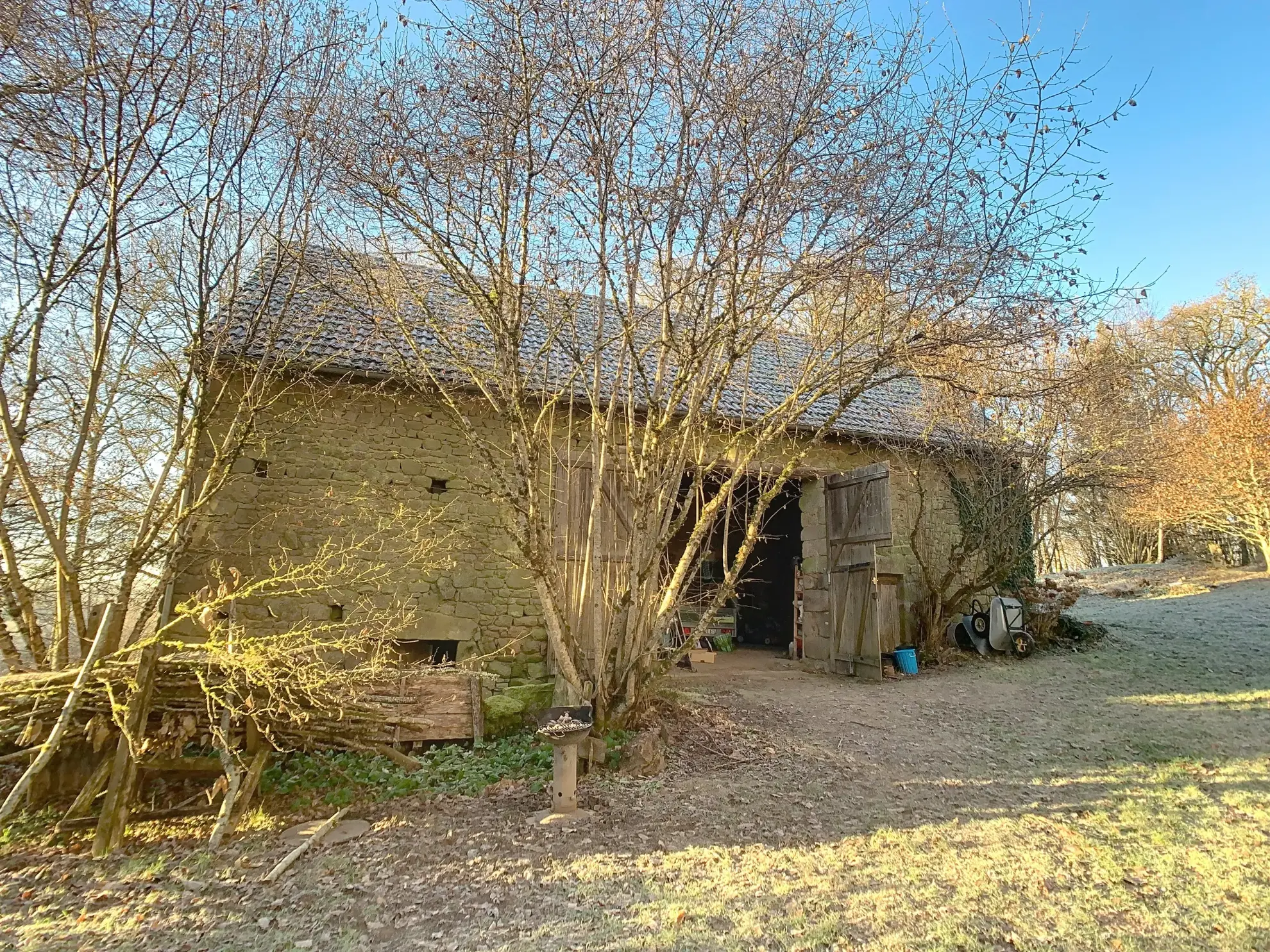 Maison en pierre à vendre avec terrain et grandes granges en Creuse 
