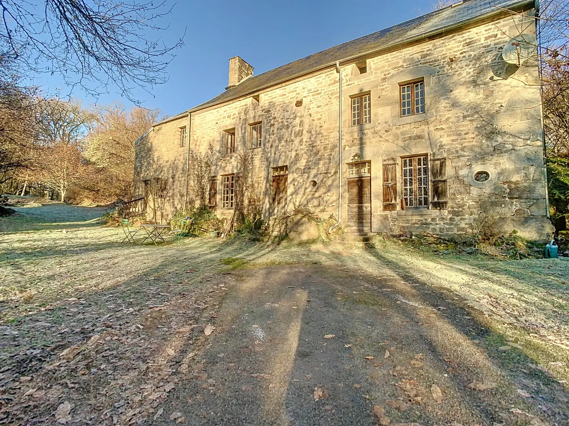 Maison en pierre à vendre avec terrain et grandes granges en Creuse 