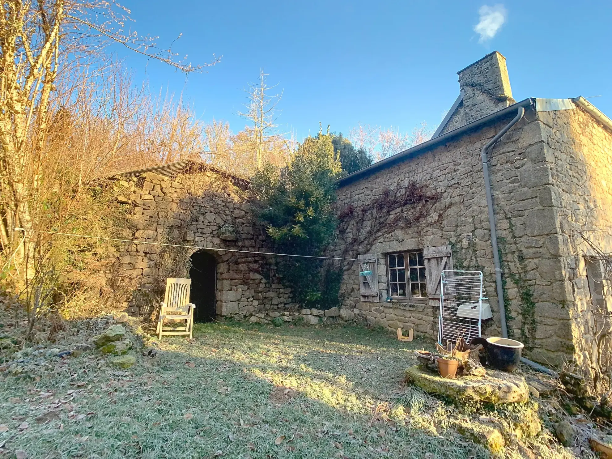 Maison en pierre à vendre avec terrain et grandes granges en Creuse 