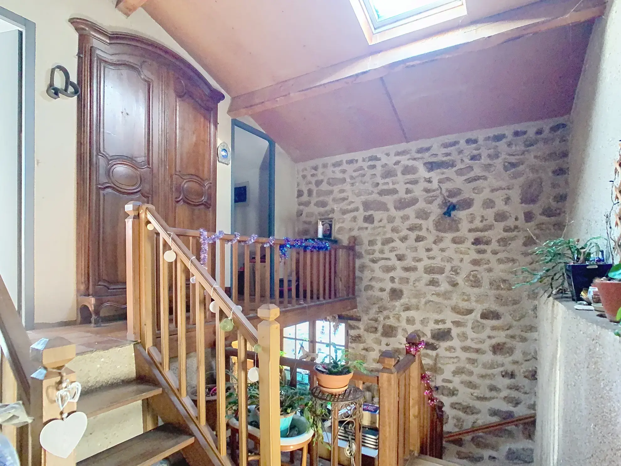 Maison en pierre à vendre avec terrain et grandes granges en Creuse 