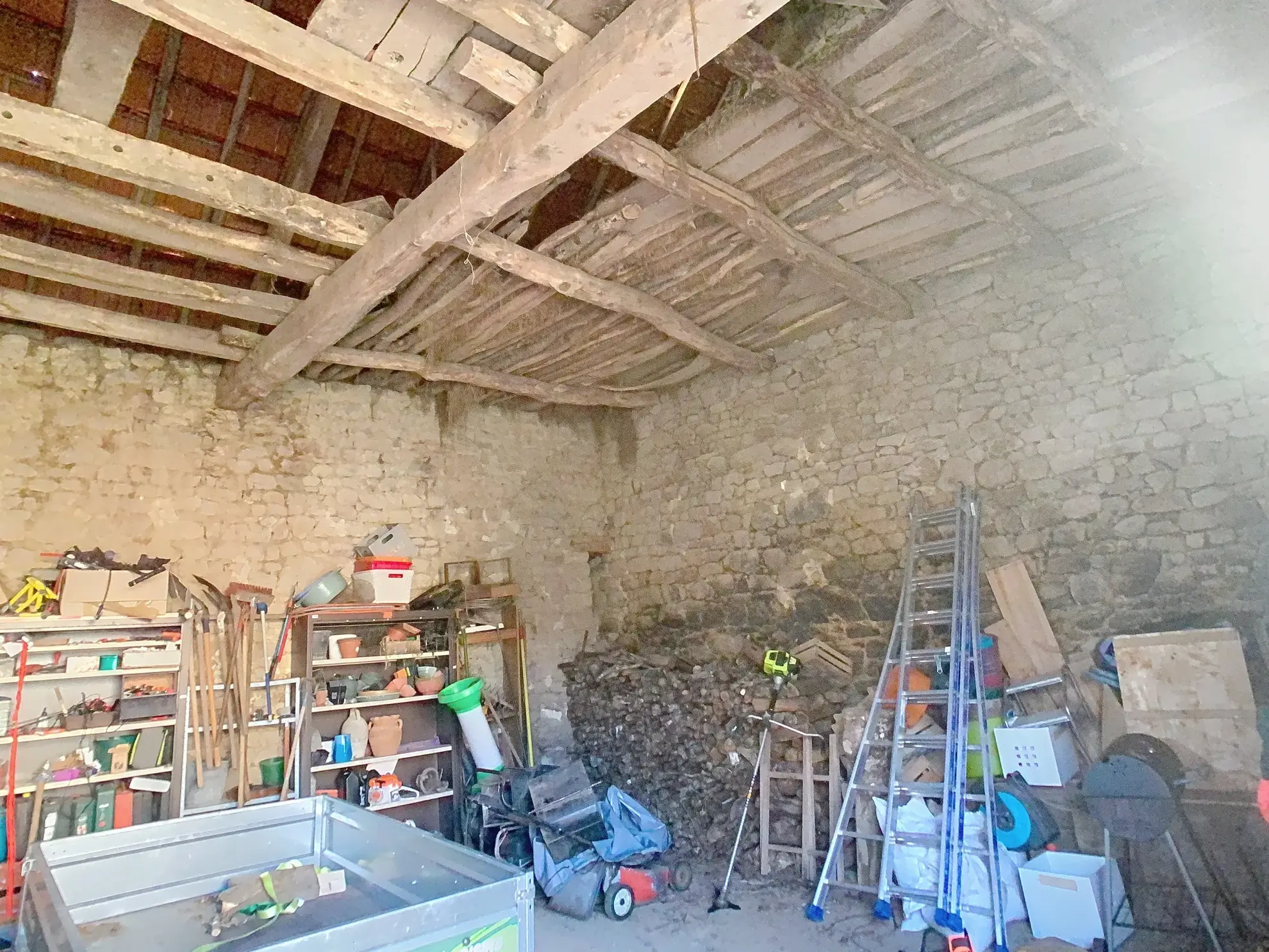 Maison en pierre à vendre avec terrain et grandes granges en Creuse 
