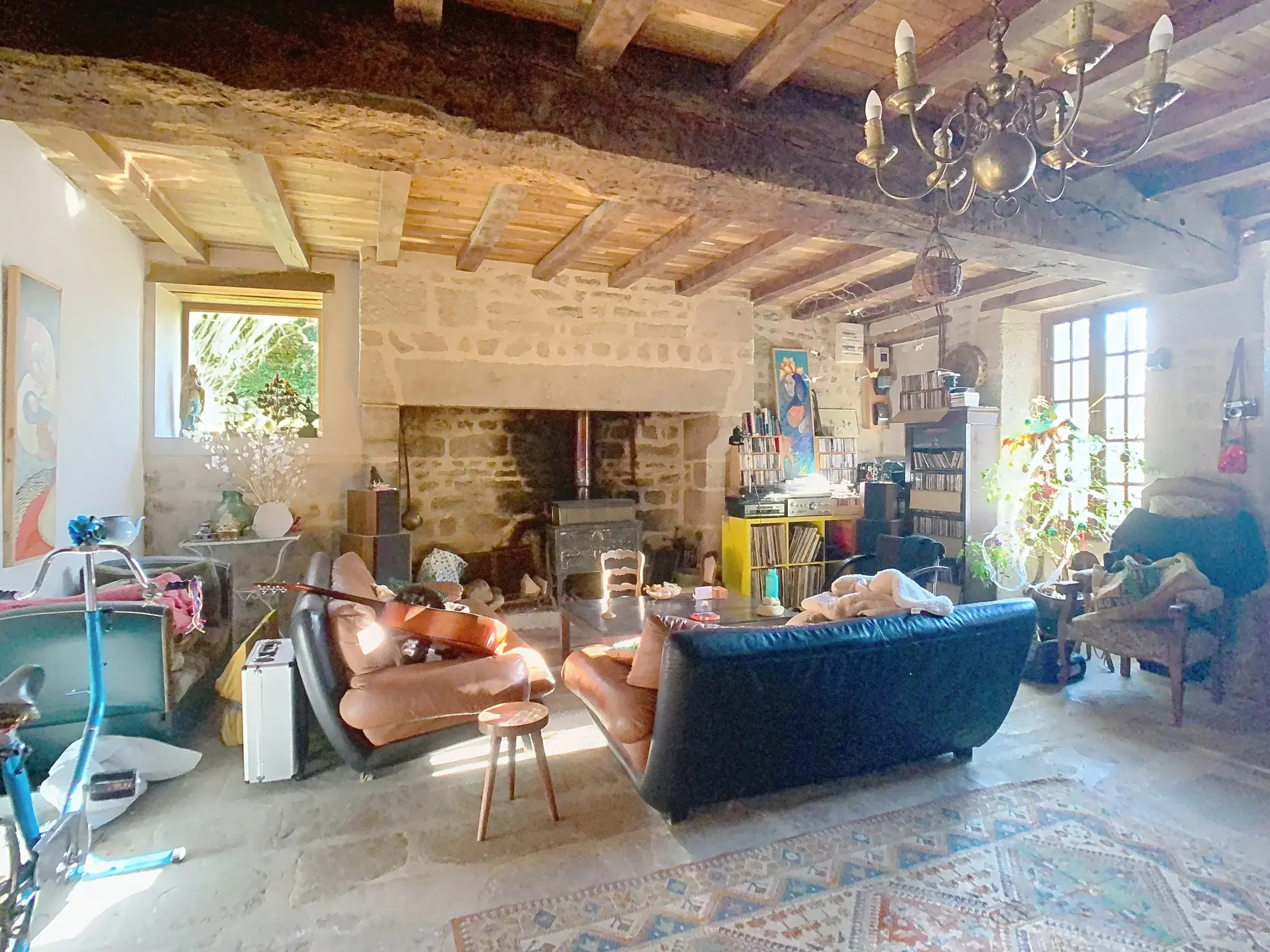 Maison en pierre à vendre avec terrain et grandes granges en Creuse 