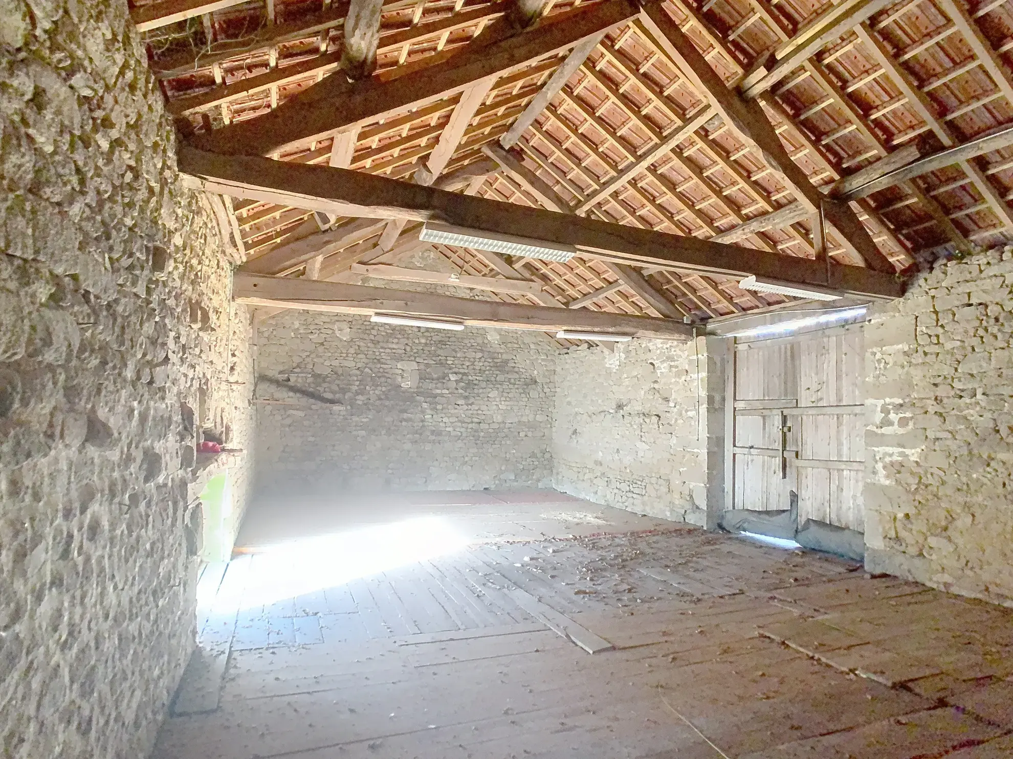 Maison en pierre à vendre avec terrain et grandes granges en Creuse 
