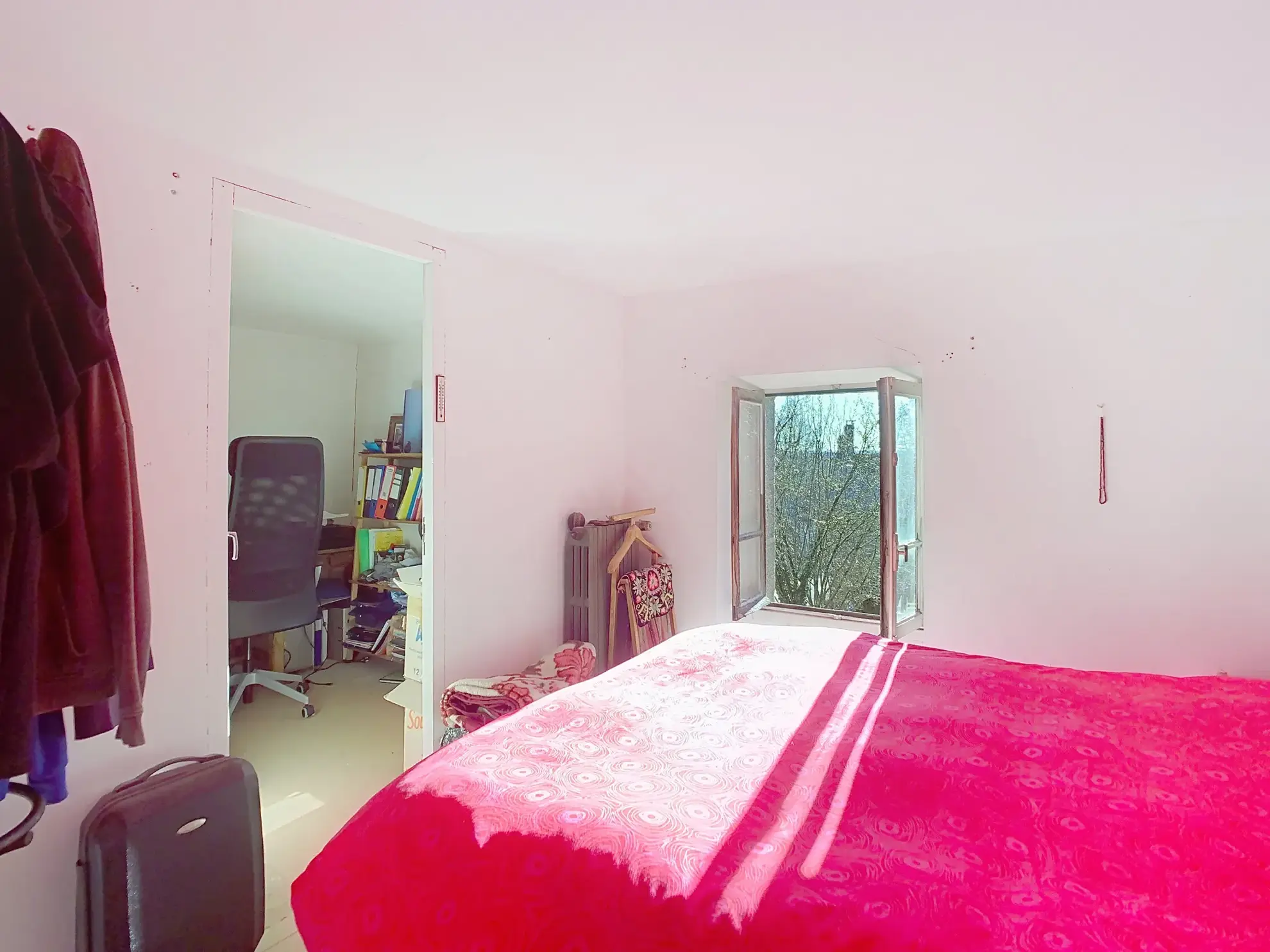 Maison en pierre à vendre avec terrain et grandes granges en Creuse 