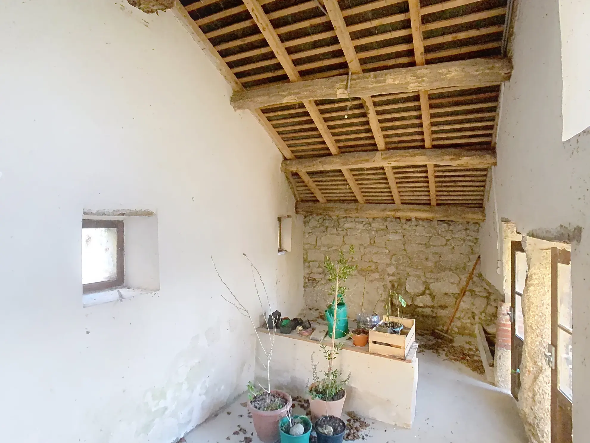 Maison en pierre à vendre avec terrain et grandes granges en Creuse 