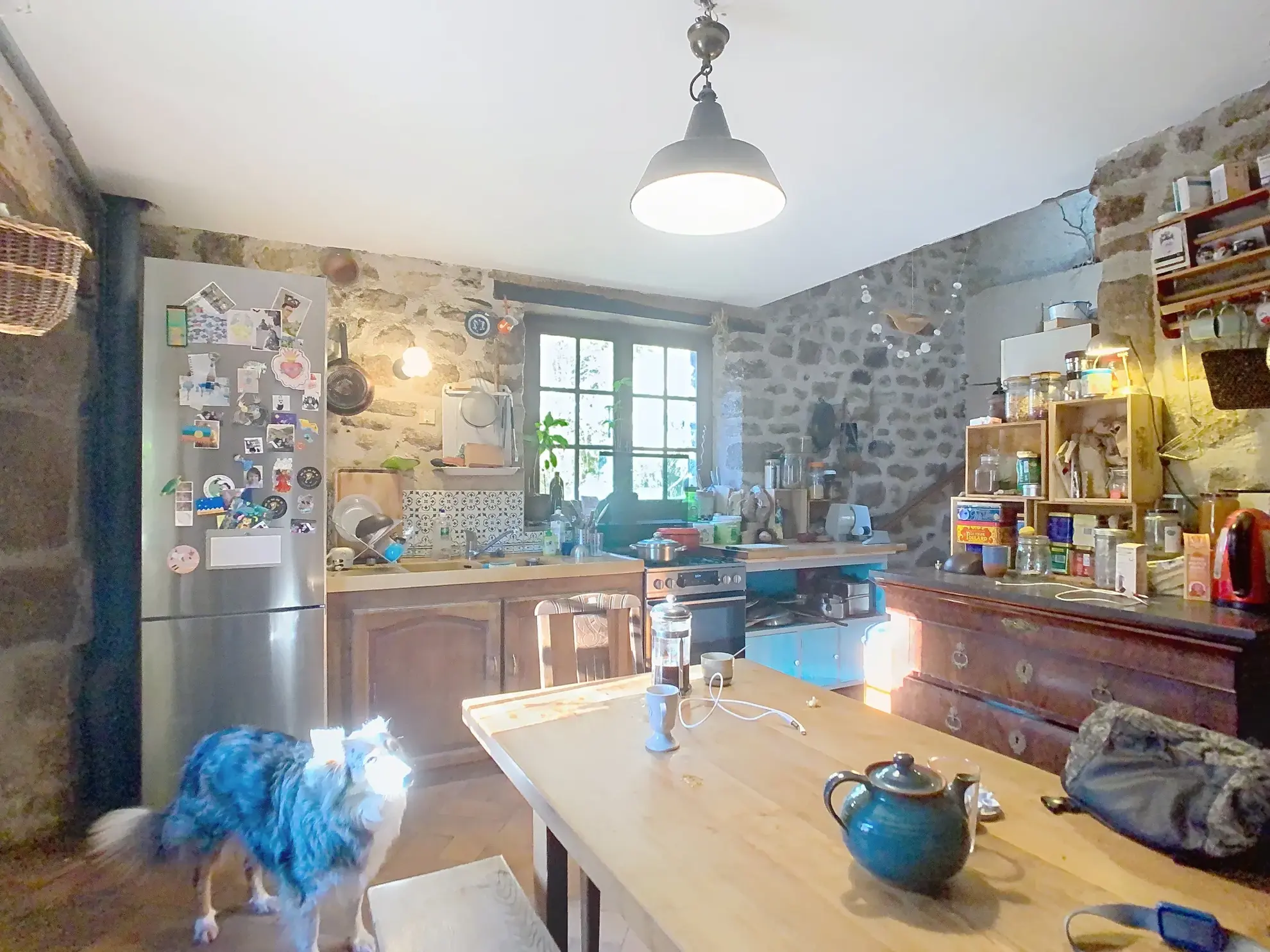 Maison en pierre à vendre avec terrain et grandes granges en Creuse 