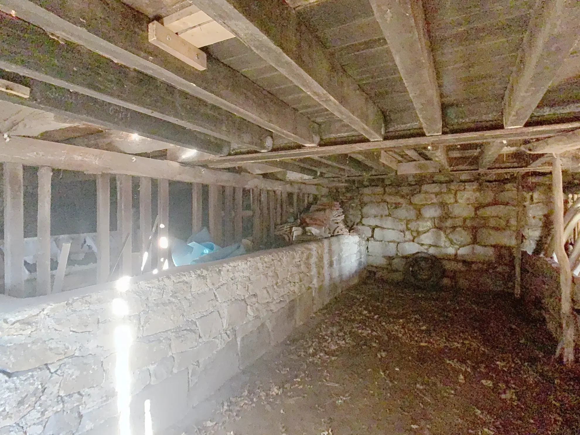 Maison en pierre à vendre avec terrain et grandes granges en Creuse 