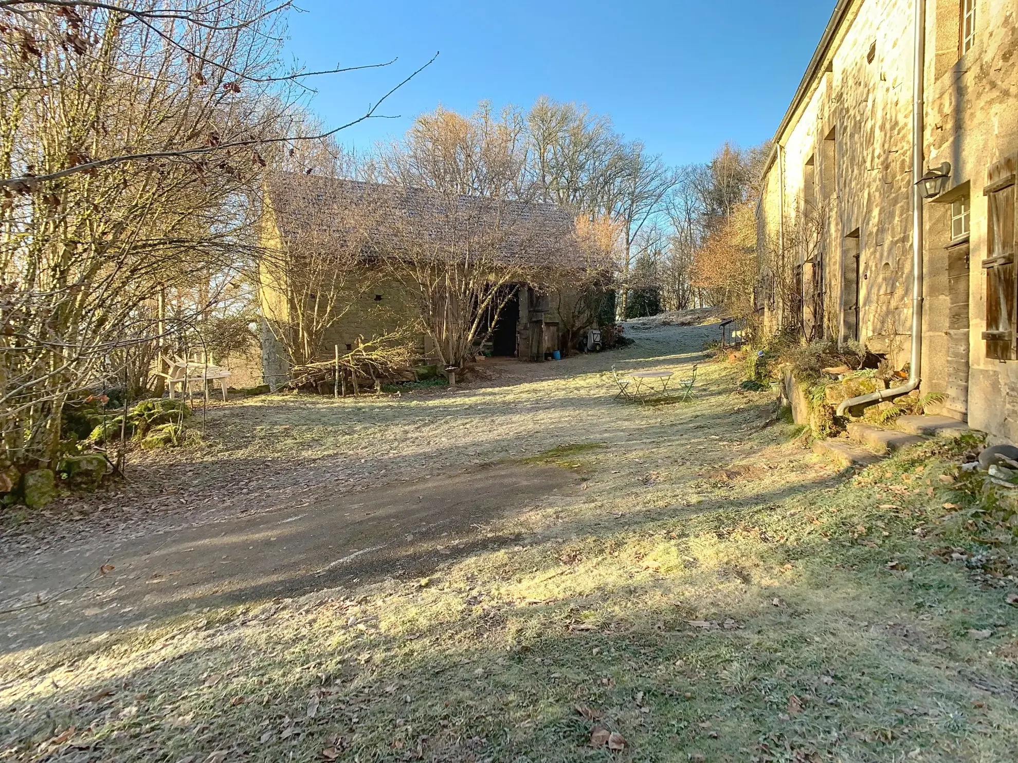 Maison en pierre à vendre avec terrain et grandes granges en Creuse 