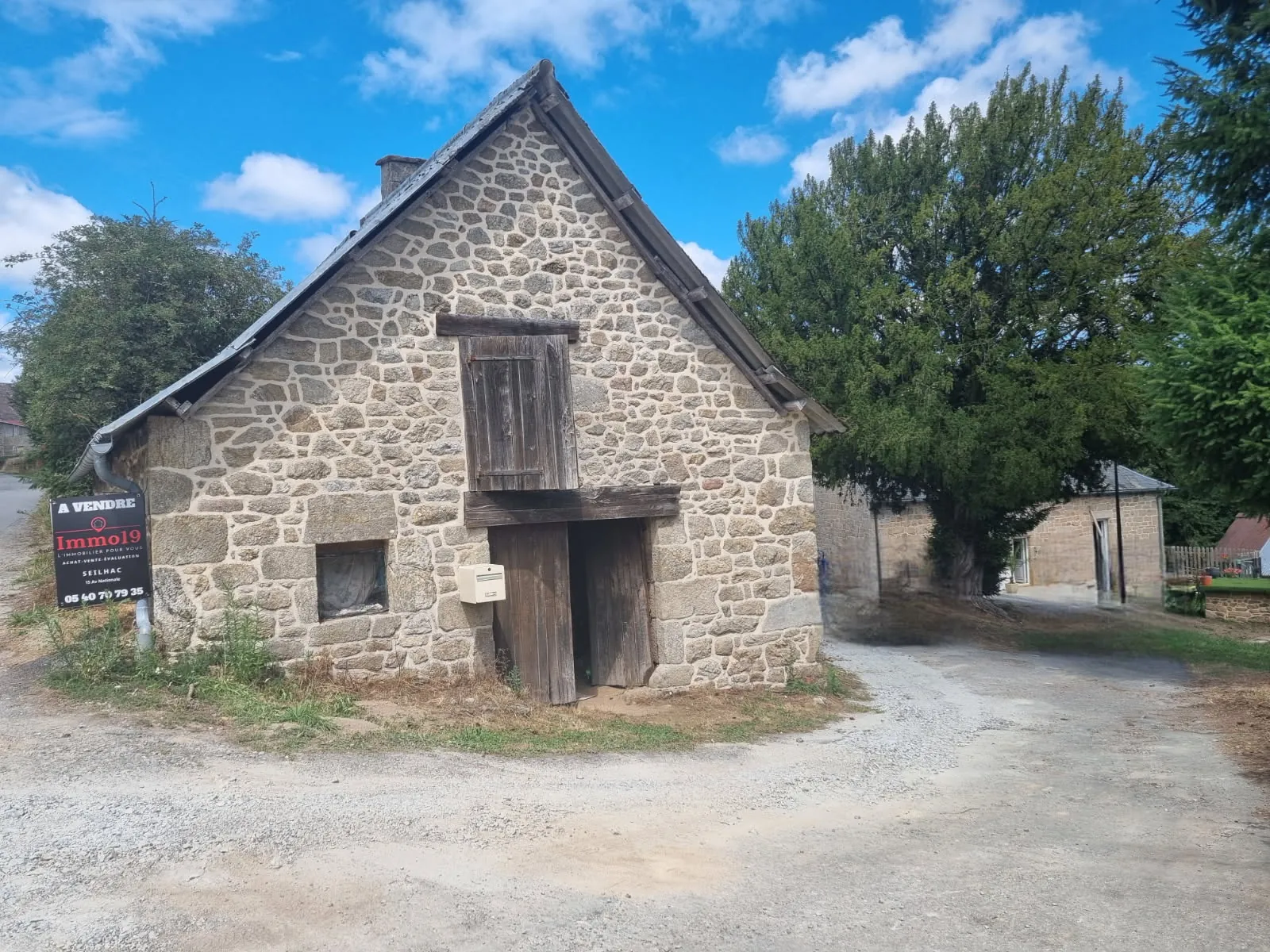 Maison en pierre rénovée avec terrain et panneaux solaires à Saint Priest de Gimel en Corrèze 