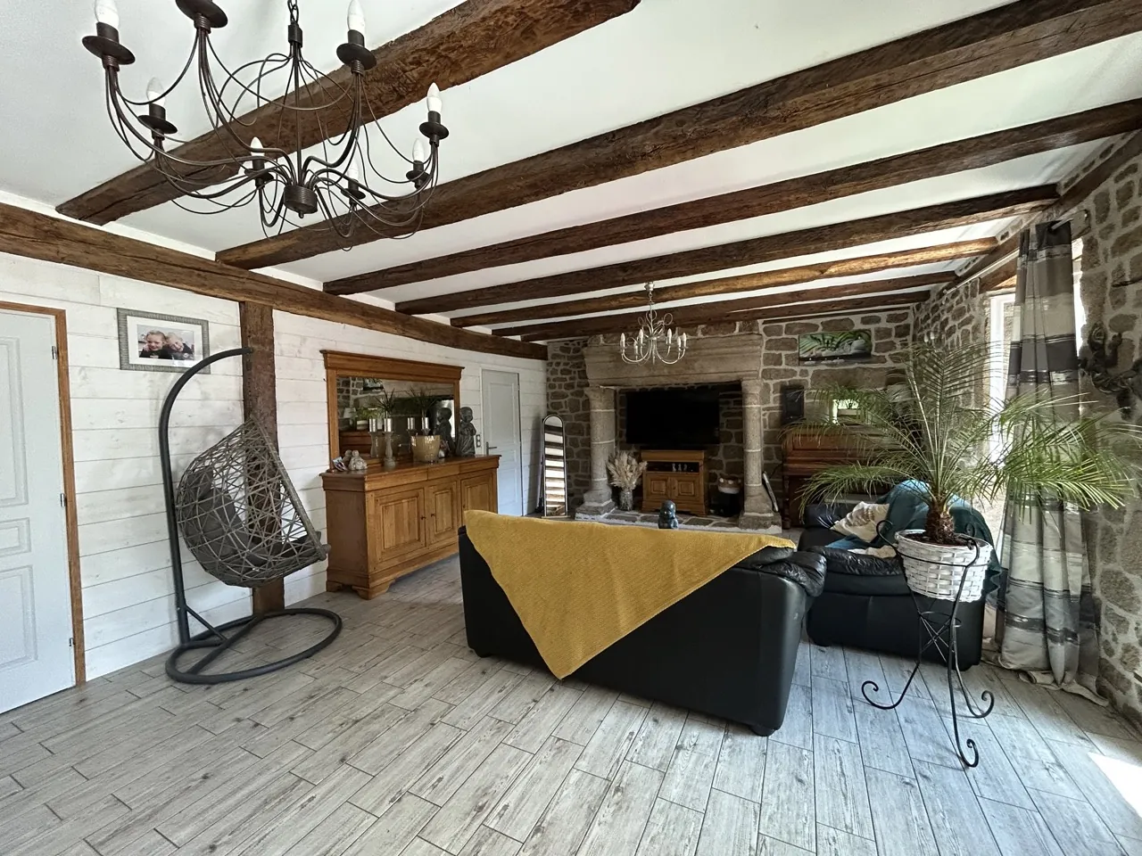 Maison en pierre rénovée avec terrain et panneaux solaires à Saint Priest de Gimel en Corrèze 