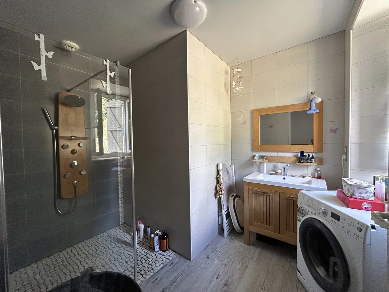 Maison en pierre rénovée avec terrain et panneaux solaires à Saint Priest de Gimel en Corrèze 