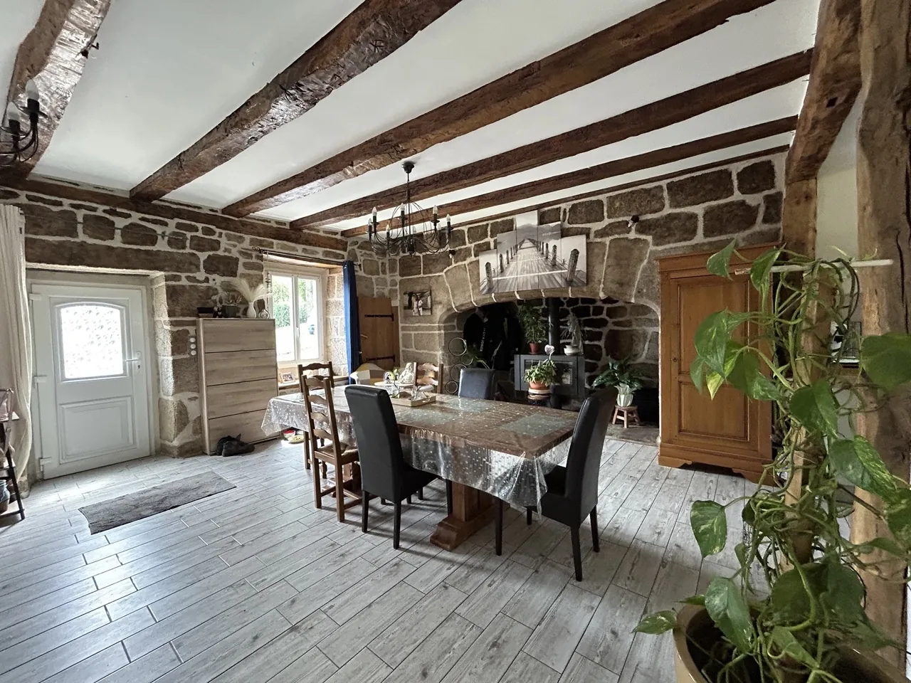 Maison en pierre rénovée avec terrain et panneaux solaires à Saint Priest de Gimel en Corrèze 