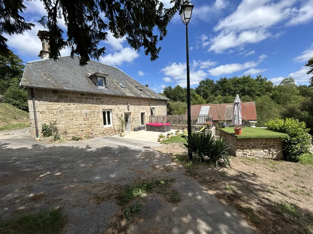 Maison en pierre rénovée avec terrain et panneaux solaires à Saint Priest de Gimel en Corrèze