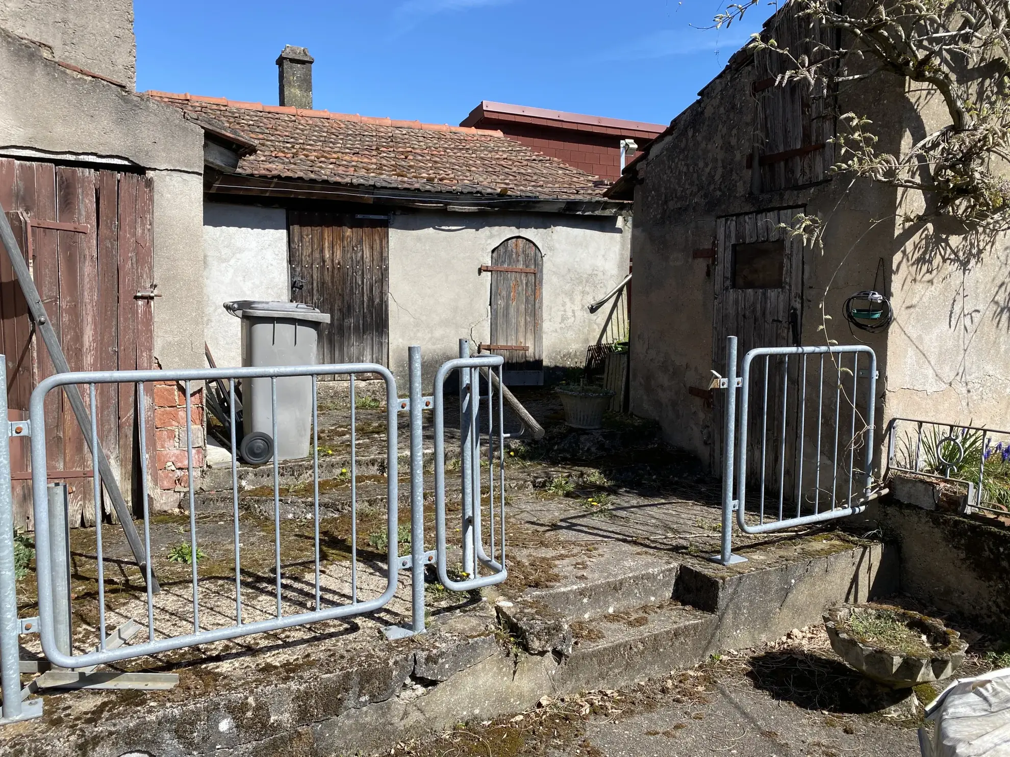 Maison de village à vendre à Creutzwald de 174 m² avec dépendances et grand terrain 