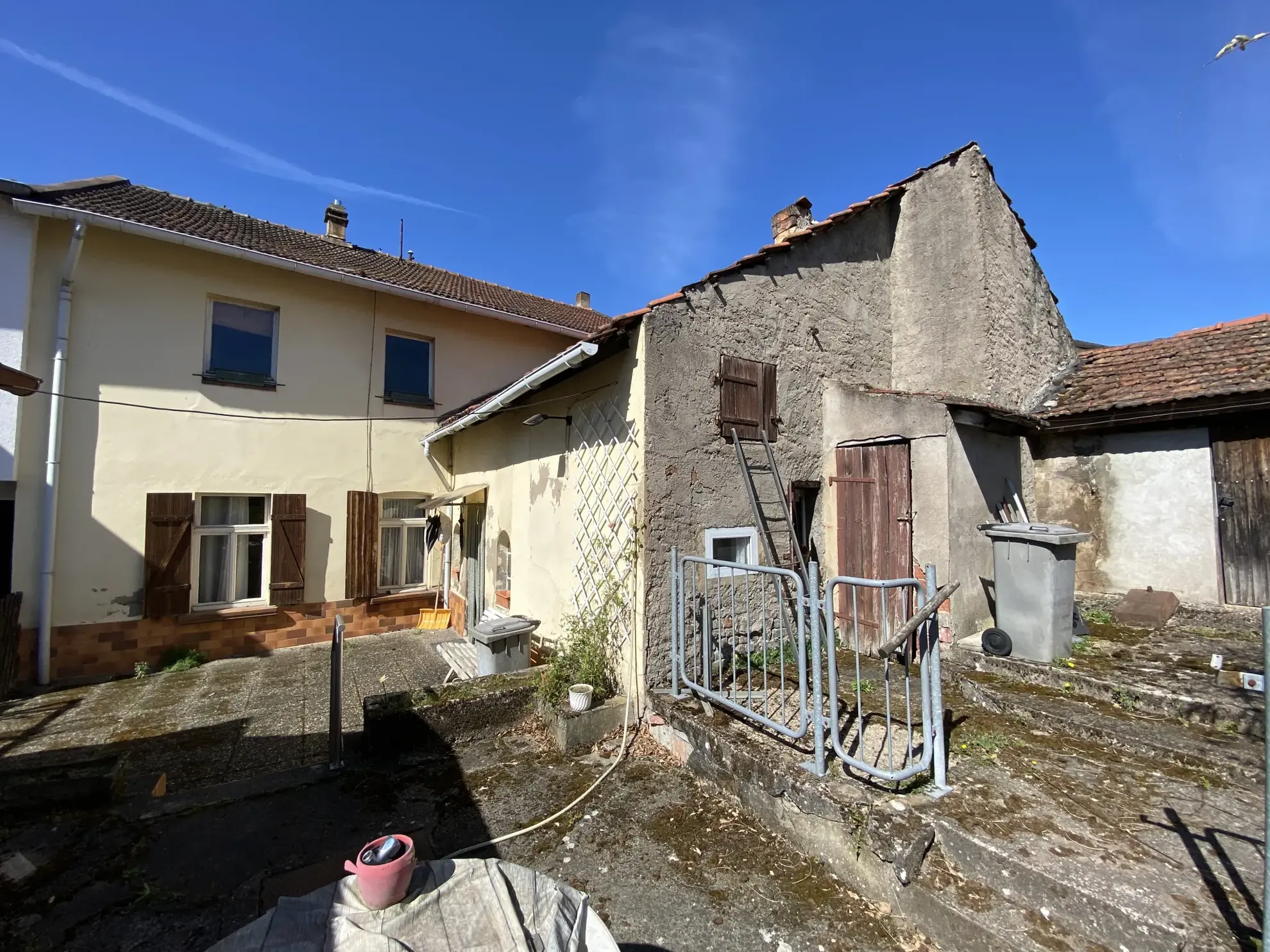 Maison de village à vendre à Creutzwald de 174 m² avec dépendances et grand terrain 