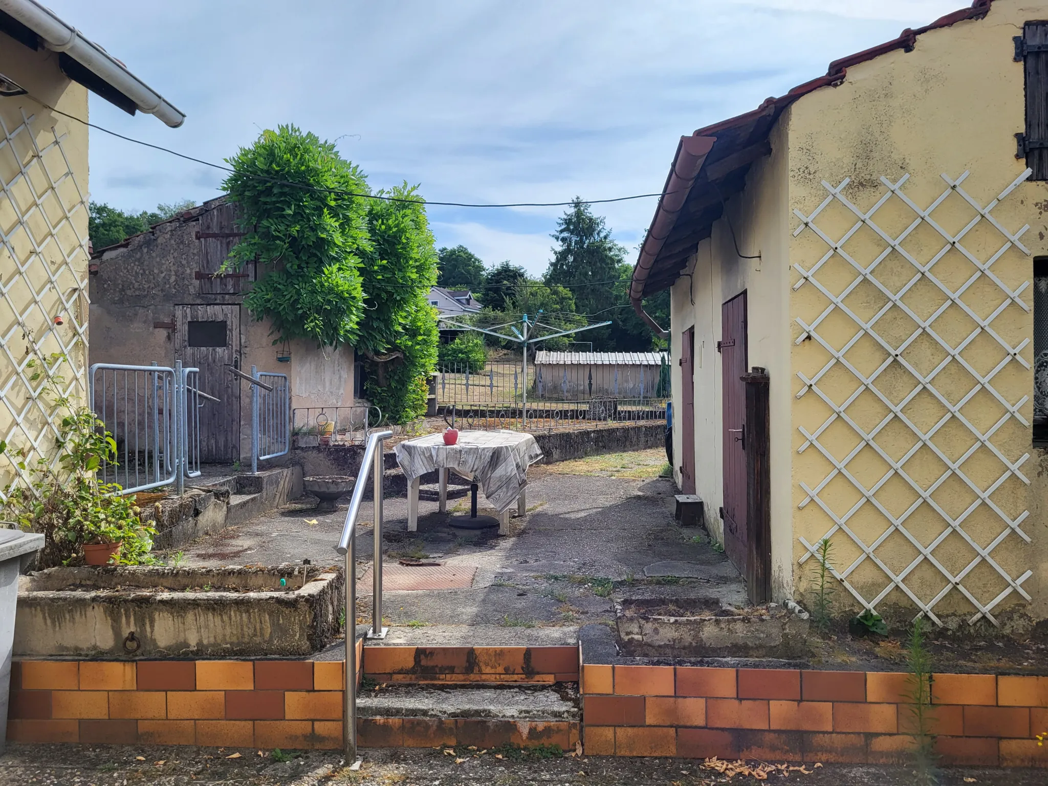 Maison de village à vendre à Creutzwald de 174 m² avec dépendances et grand terrain 