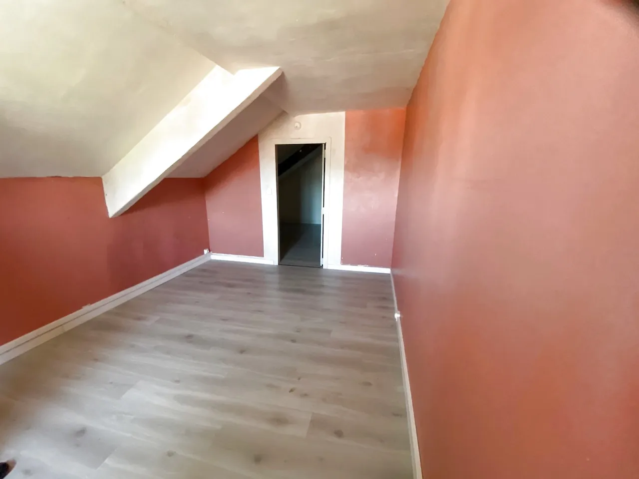 Maison à Sars Poteries de 75 m² avec jardin, idéale pour investisseur ou couple 