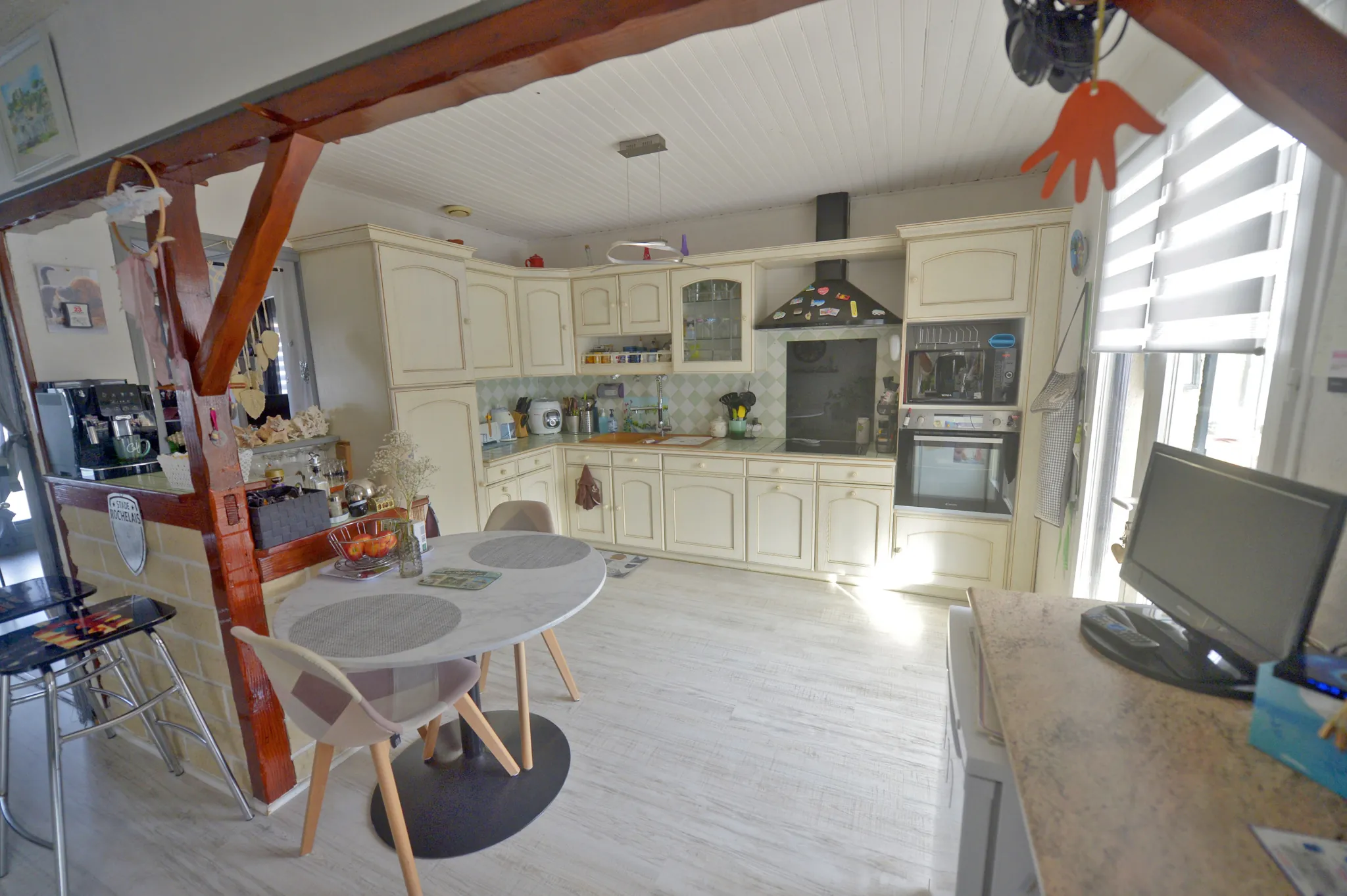 Belle maison avec piscine, jardin et équipements modernes à Cozes 