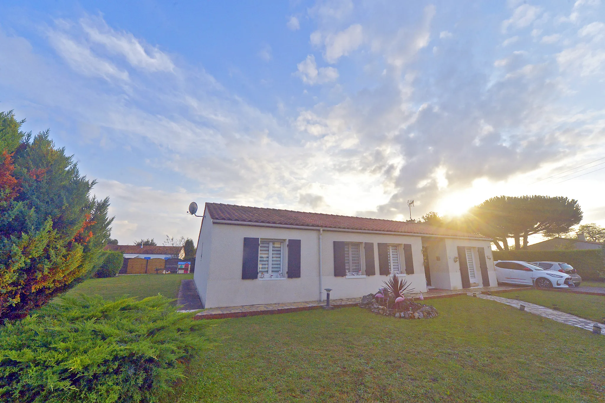Belle maison avec piscine, jardin et équipements modernes à Cozes 